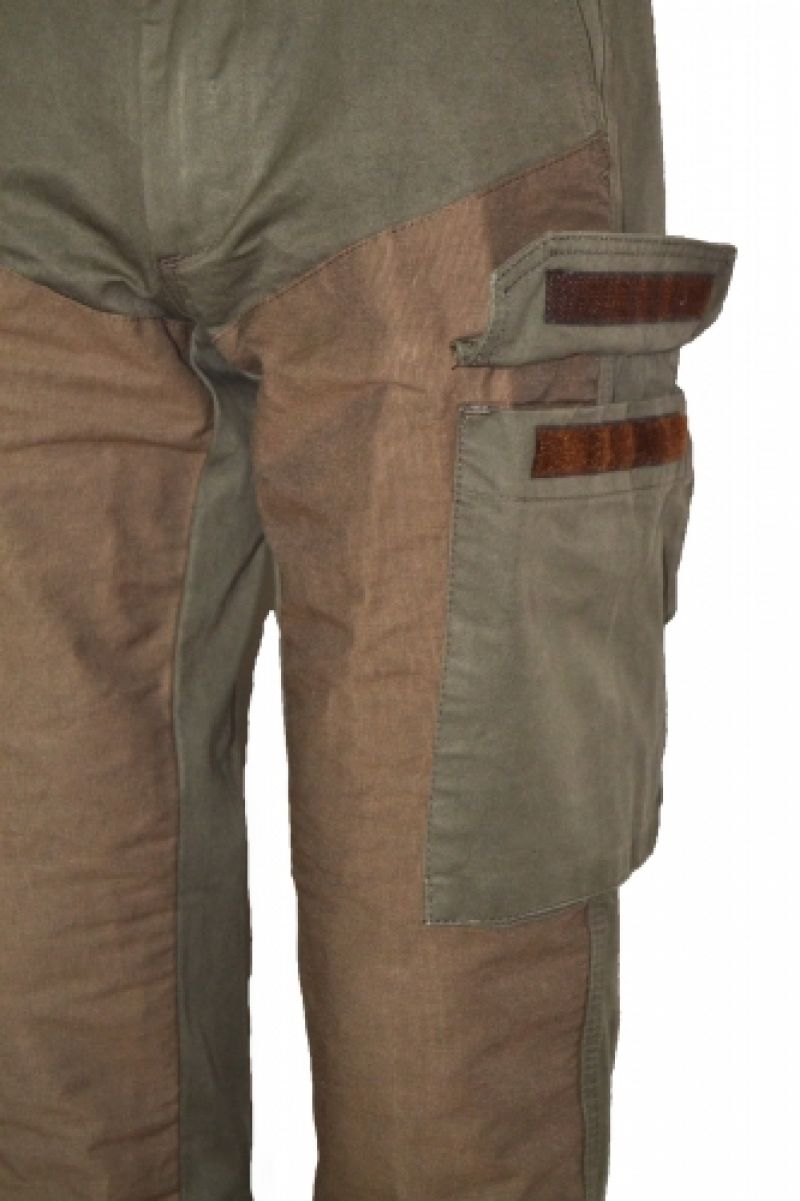 Pantalone caccia confezionato in cotone canvas antispina, con raddoppio del gambule in cotone antistrappo